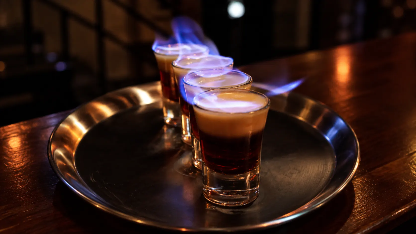 Shots B52 em camadas, a arder com uma chama azul.
