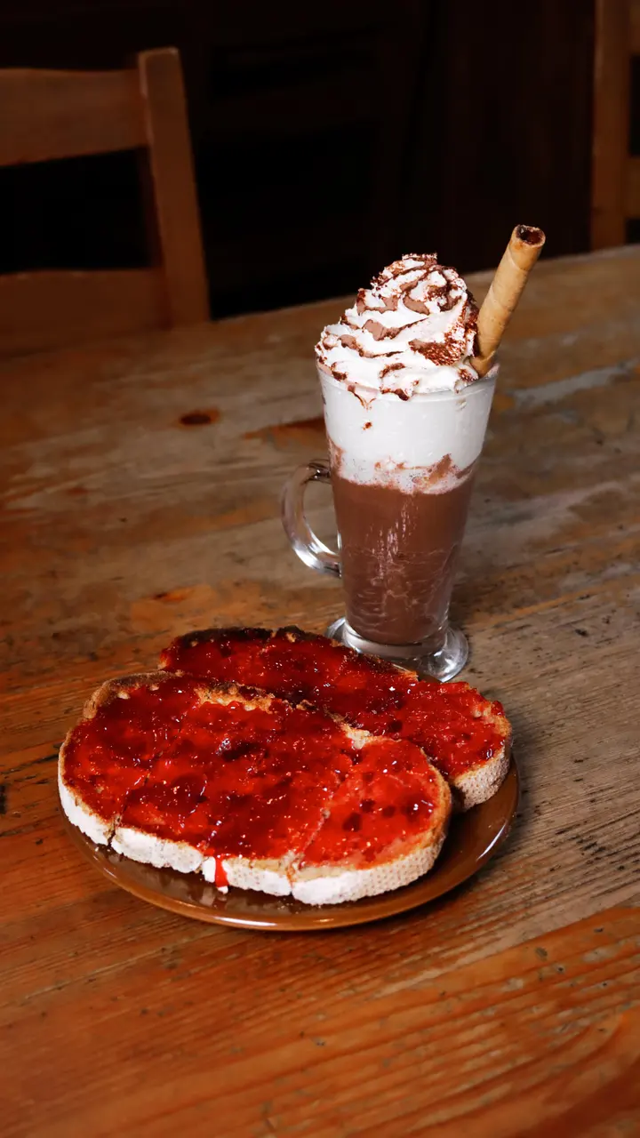Torrada com compota e chocolate quente